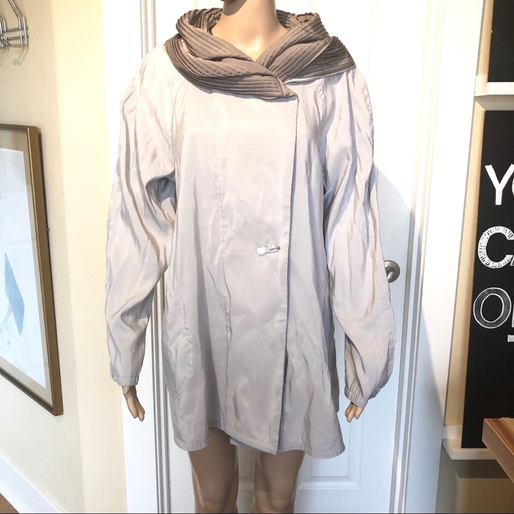 NWOT Mycra Pac Donatella Pleat Hooded Rain Coat